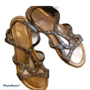 Sandles. Strappy In Dark Brown With Brass Like Accents